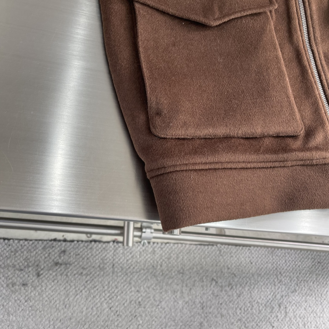 -Loro Piana 新款羊羔绒翻领夹克。经典飞行员夹克廓形搭配柔软羊羔绒内衬与翻领，兼具保暖与质感。