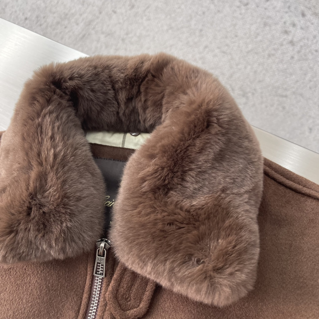 -Loro Piana 新款羊羔绒翻领夹克。经典飞行员夹克廓形搭配柔软羊羔绒内衬与翻领，兼具保暖与质感。