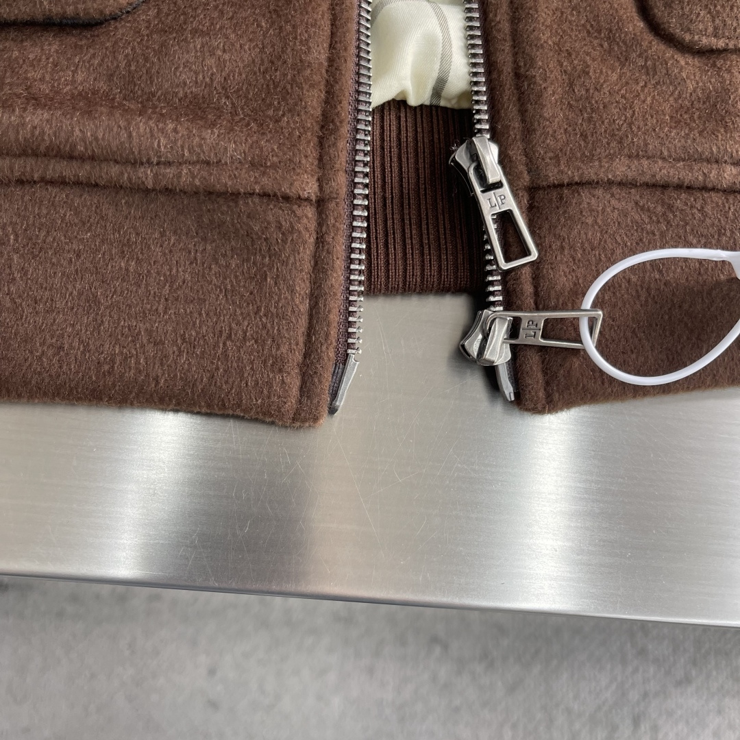 -Loro Piana 新款羊羔绒翻领夹克。经典飞行员夹克廓形搭配柔软羊羔绒内衬与翻领，兼具保暖与质感。