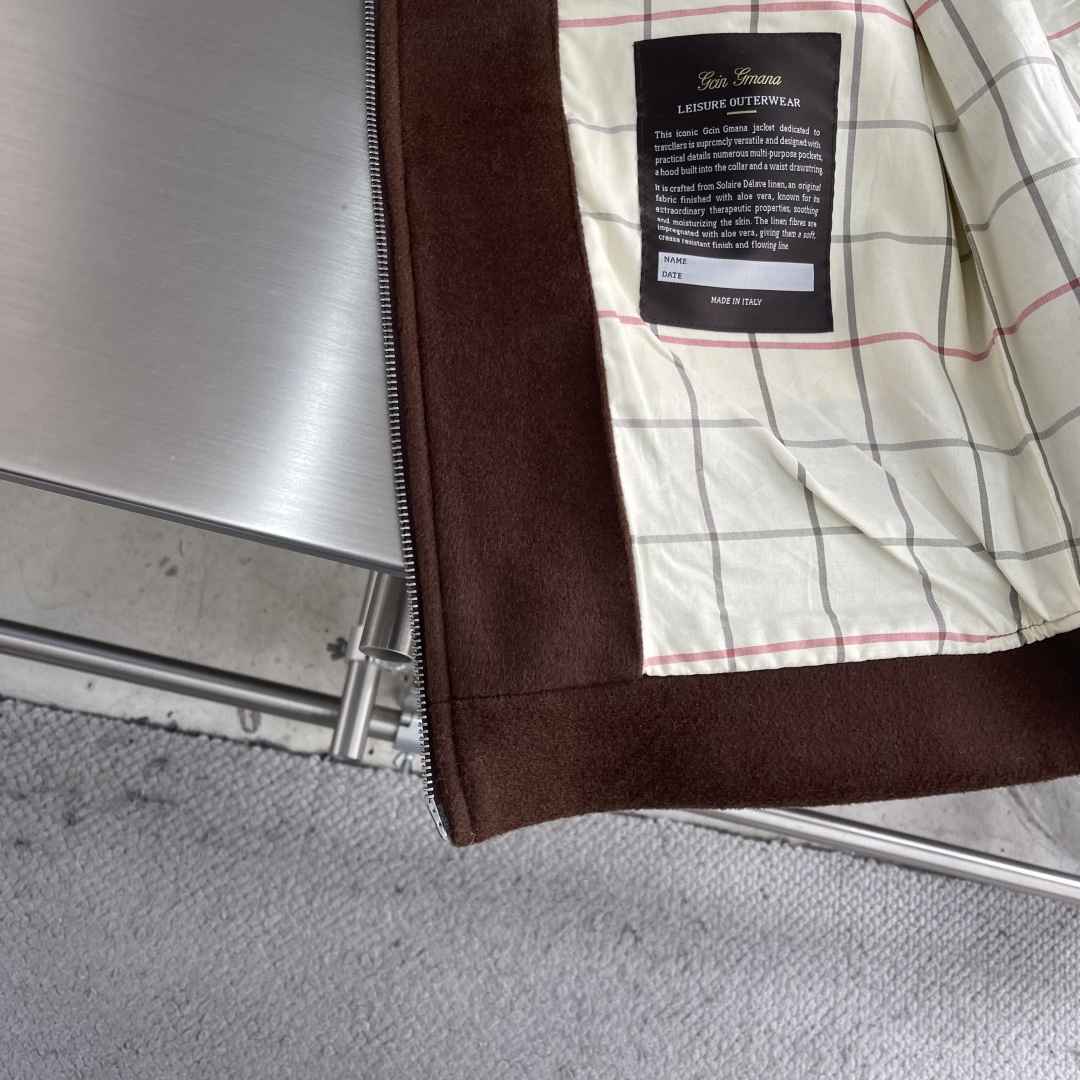 -Loro Piana 新款羊羔绒翻领夹克。经典飞行员夹克廓形搭配柔软羊羔绒内衬与翻领，兼具保暖与质感。