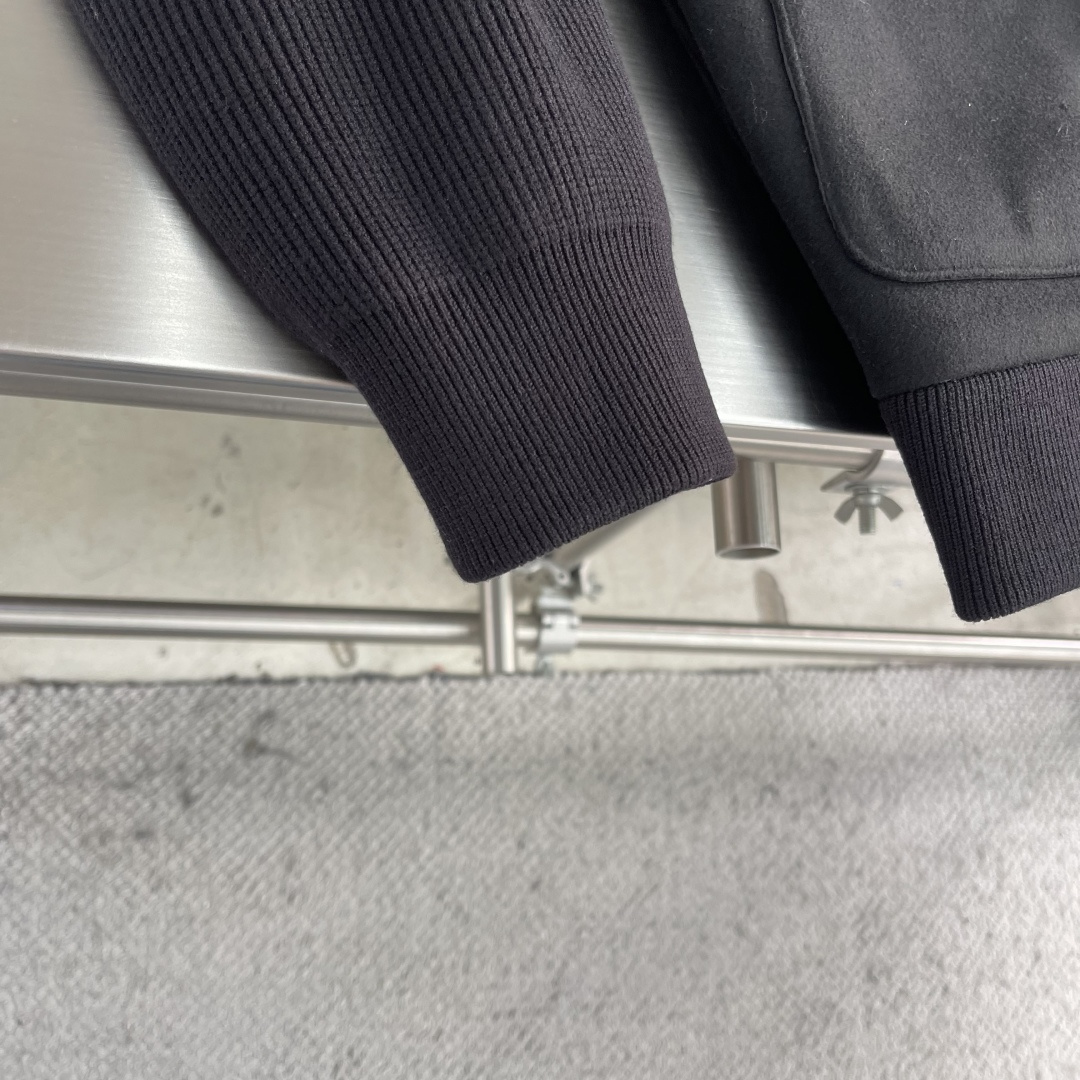 -BC 经典双拼山羊绒外套，设计复古又实用，带有小翻领，金属纽扣和双侧大口袋，下摆和袖口采用罗纹针织拼接