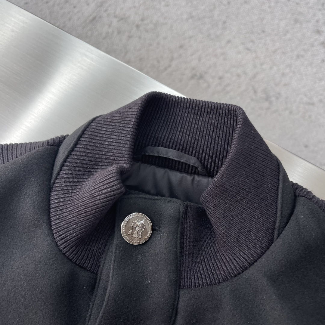 -BC 经典双拼山羊绒外套，设计复古又实用，带有小翻领，金属纽扣和双侧大口袋，下摆和袖口采用罗纹针织拼接