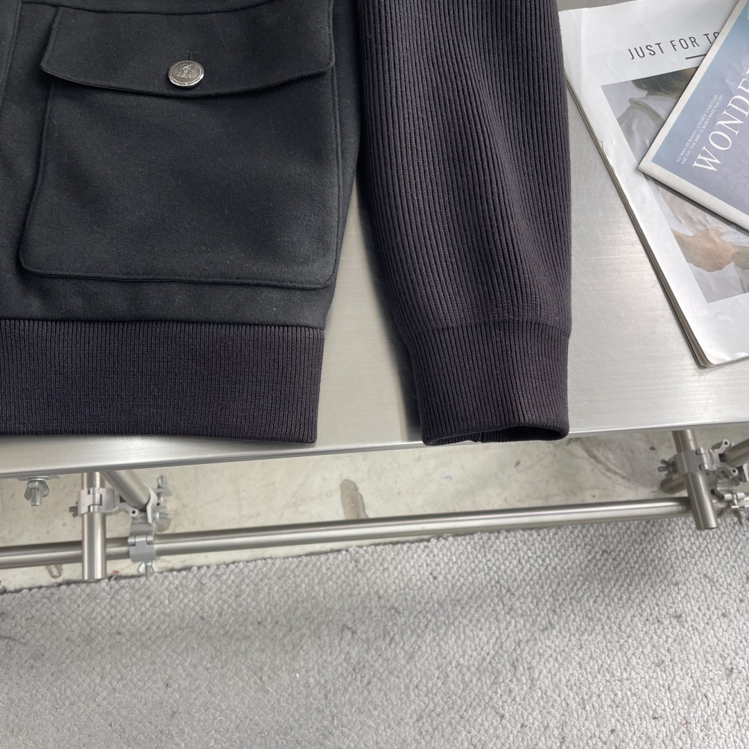 -BC 经典双拼山羊绒外套，设计复古又实用，带有小翻领，金属纽扣和双侧大口袋，下摆和袖口采用罗纹针织拼接