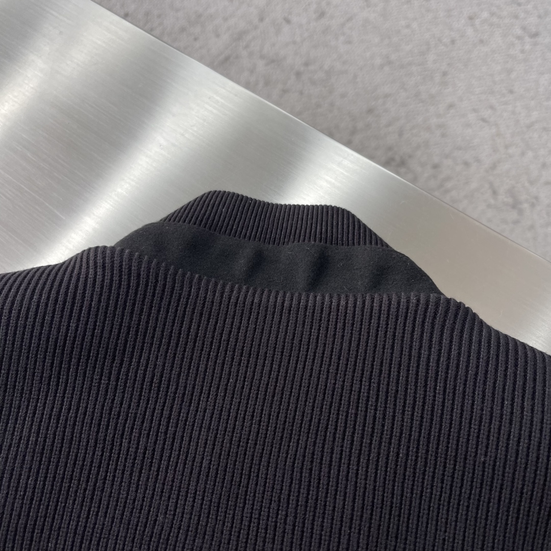 -BC 经典双拼山羊绒外套，设计复古又实用，带有小翻领，金属纽扣和双侧大口袋，下摆和袖口采用罗纹针织拼接