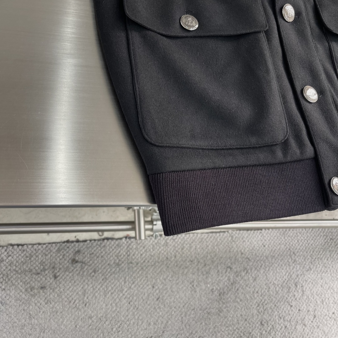 -BC 经典双拼山羊绒外套，设计复古又实用，带有小翻领，金属纽扣和双侧大口袋，下摆和袖口采用罗纹针织拼接