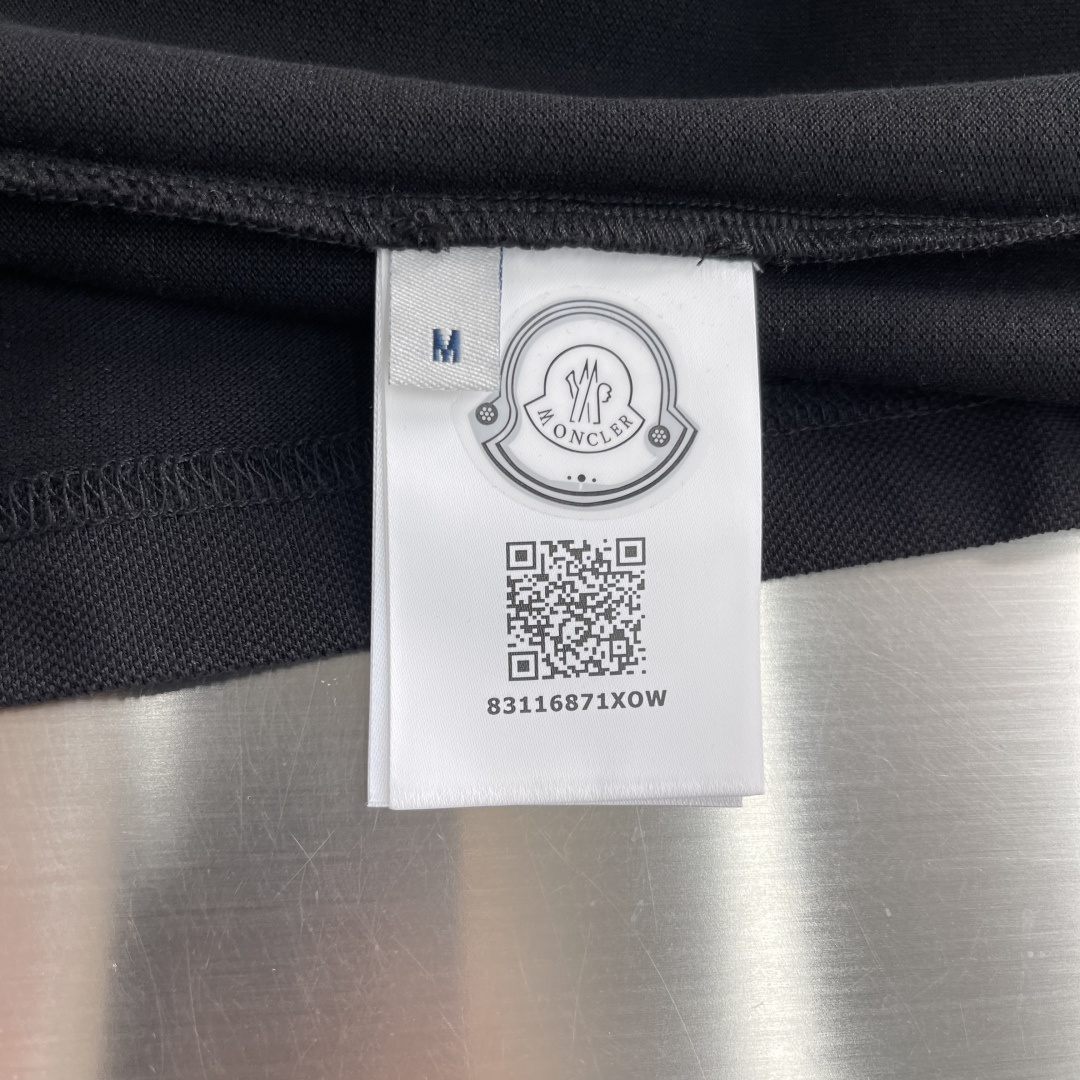 -mon 新款Polo衫，这是一款经典又不失细节的Polo衫，采用撞色设计，撞色翻领与门襟形成鲜明对比，