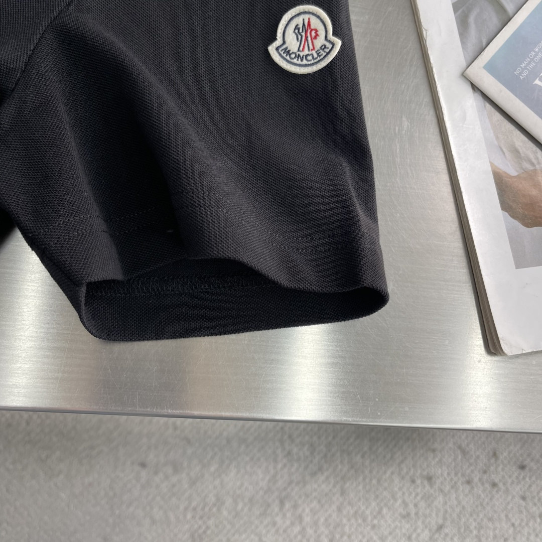 -mon 新款Polo衫，这是一款经典又不失细节的Polo衫，采用撞色设计，撞色翻领与门襟形成鲜明对比，