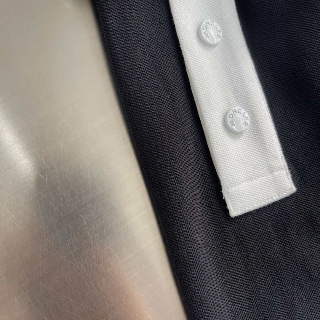 -mon 新款Polo衫，这是一款经典又不失细节的Polo衫，采用撞色设计，撞色翻领与门襟形成鲜明对比，