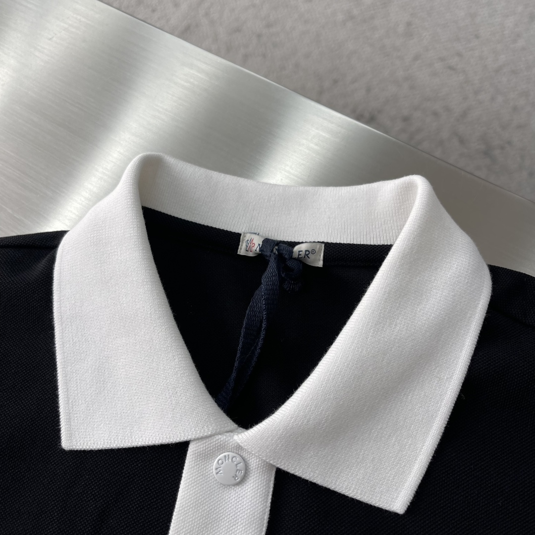 -mon 新款Polo衫，这是一款经典又不失细节的Polo衫，采用撞色设计，撞色翻领与门襟形成鲜明对比，