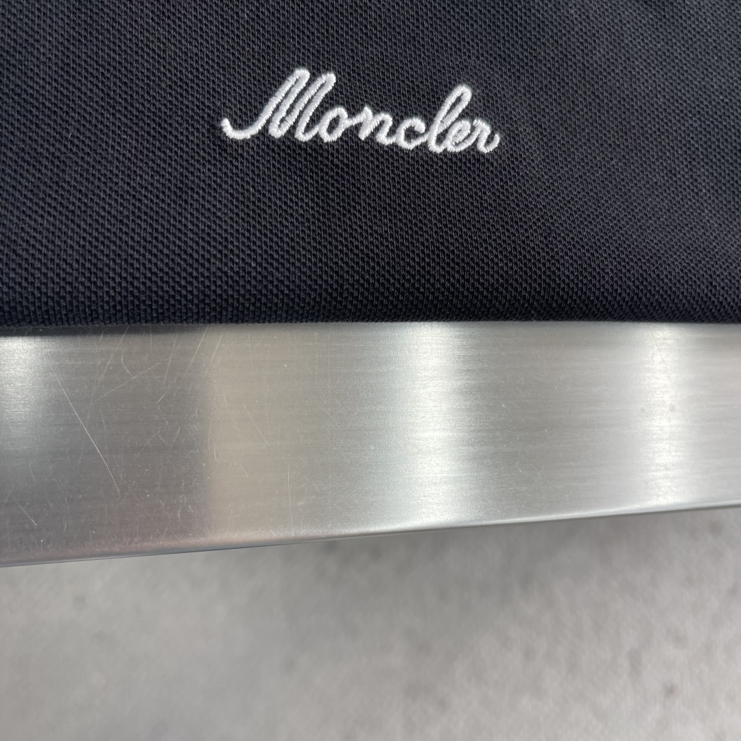 -mon 新款Polo衫，这是一款经典又不失细节的Polo衫，采用撞色设计，撞色翻领与门襟形成鲜明对比，