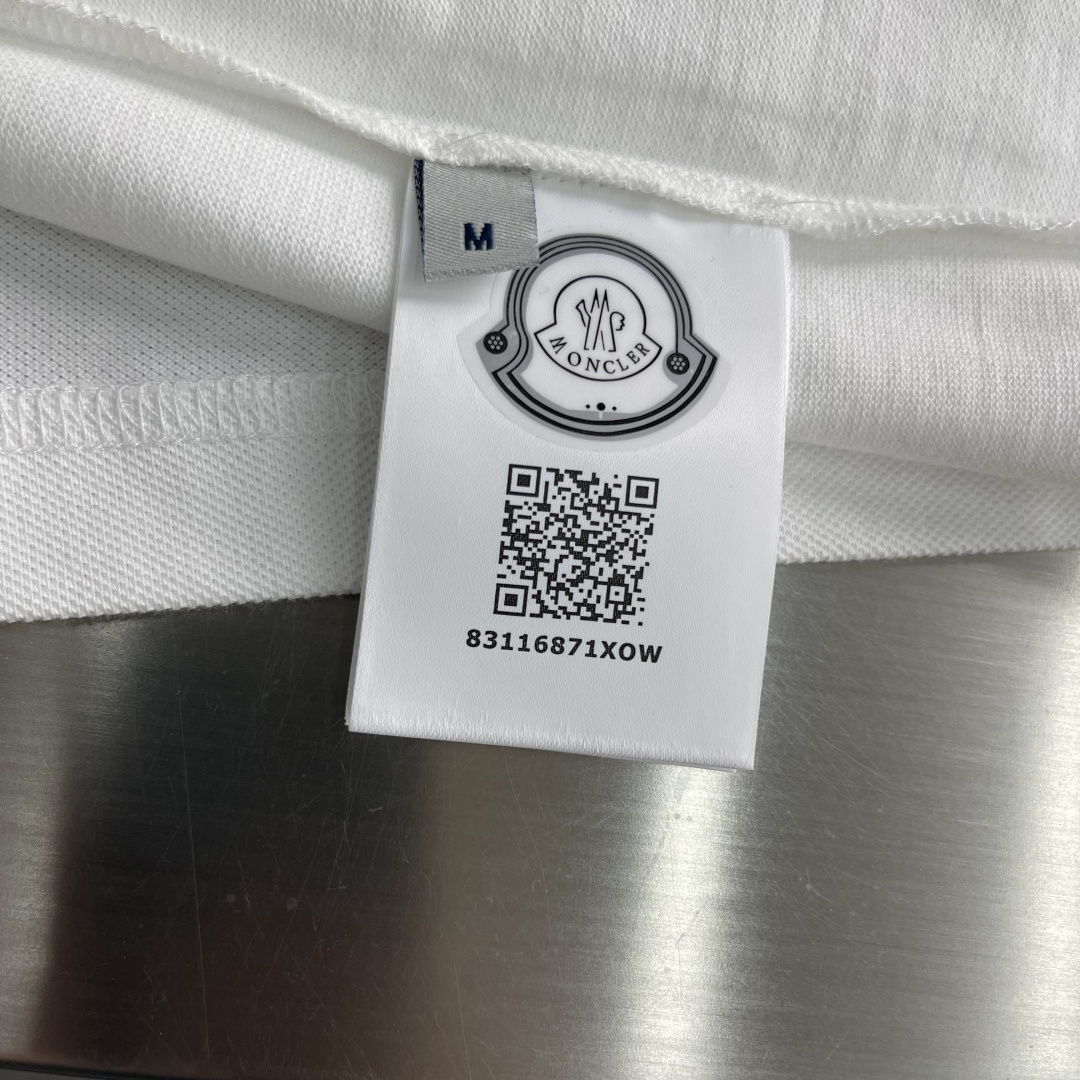 -mon 新款Polo衫，这是一款经典又不失细节的Polo衫，采用撞色设计，撞色翻领与门襟形成鲜明对比，