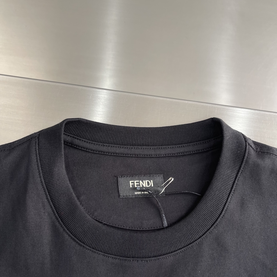 -FEND 新款拉链口袋T恤，采用经典圆领设计，胸前饰有标志性FF印花的拉链口袋，兼具辨识度与实用感，是