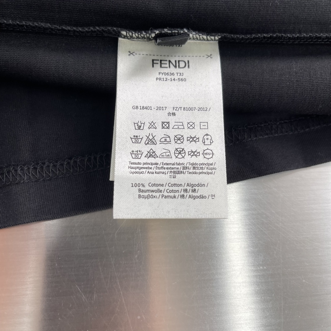 -FEND 新款拉链口袋T恤，采用经典圆领设计，胸前饰有标志性FF印花的拉链口袋，兼具辨识度与实用感，是