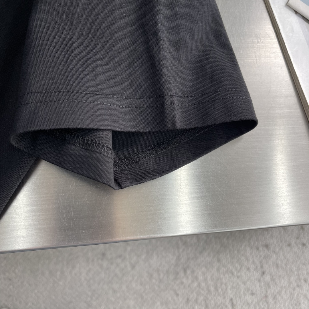 -FEND 新款拉链口袋T恤，采用经典圆领设计，胸前饰有标志性FF印花的拉链口袋，兼具辨识度与实用感，是