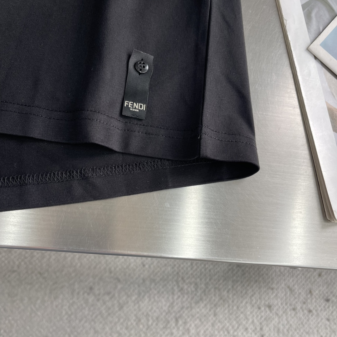 -FEND 新款拉链口袋T恤，采用经典圆领设计，胸前饰有标志性FF印花的拉链口袋，兼具辨识度与实用感，是