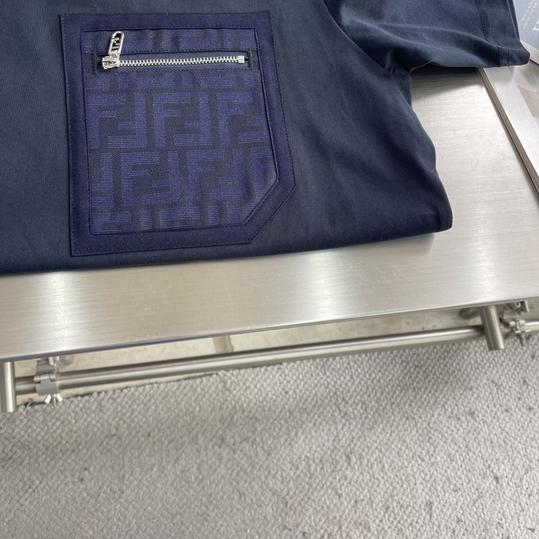 -FEND 新款拉链口袋T恤，采用经典圆领设计，胸前饰有标志性FF印花的拉链口袋，兼具辨识度与实用感，是