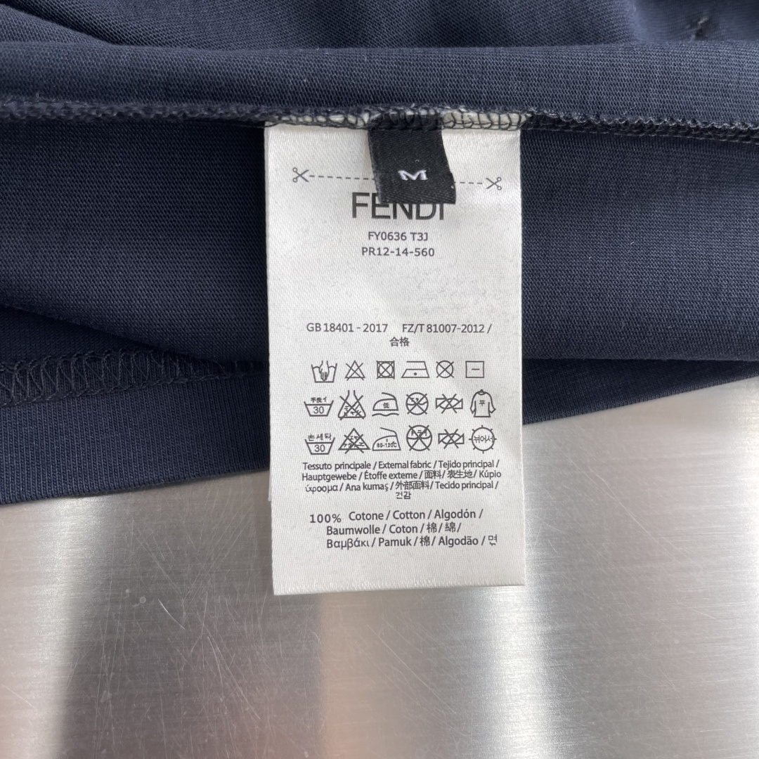 -FEND 新款拉链口袋T恤，采用经典圆领设计，胸前饰有标志性FF印花的拉链口袋，兼具辨识度与实用感，是