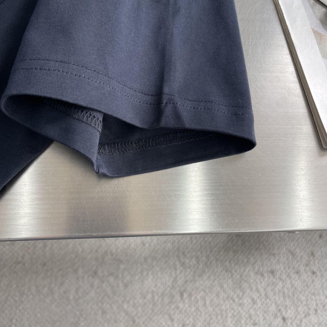 -FEND 新款拉链口袋T恤，采用经典圆领设计，胸前饰有标志性FF印花的拉链口袋，兼具辨识度与实用感，是