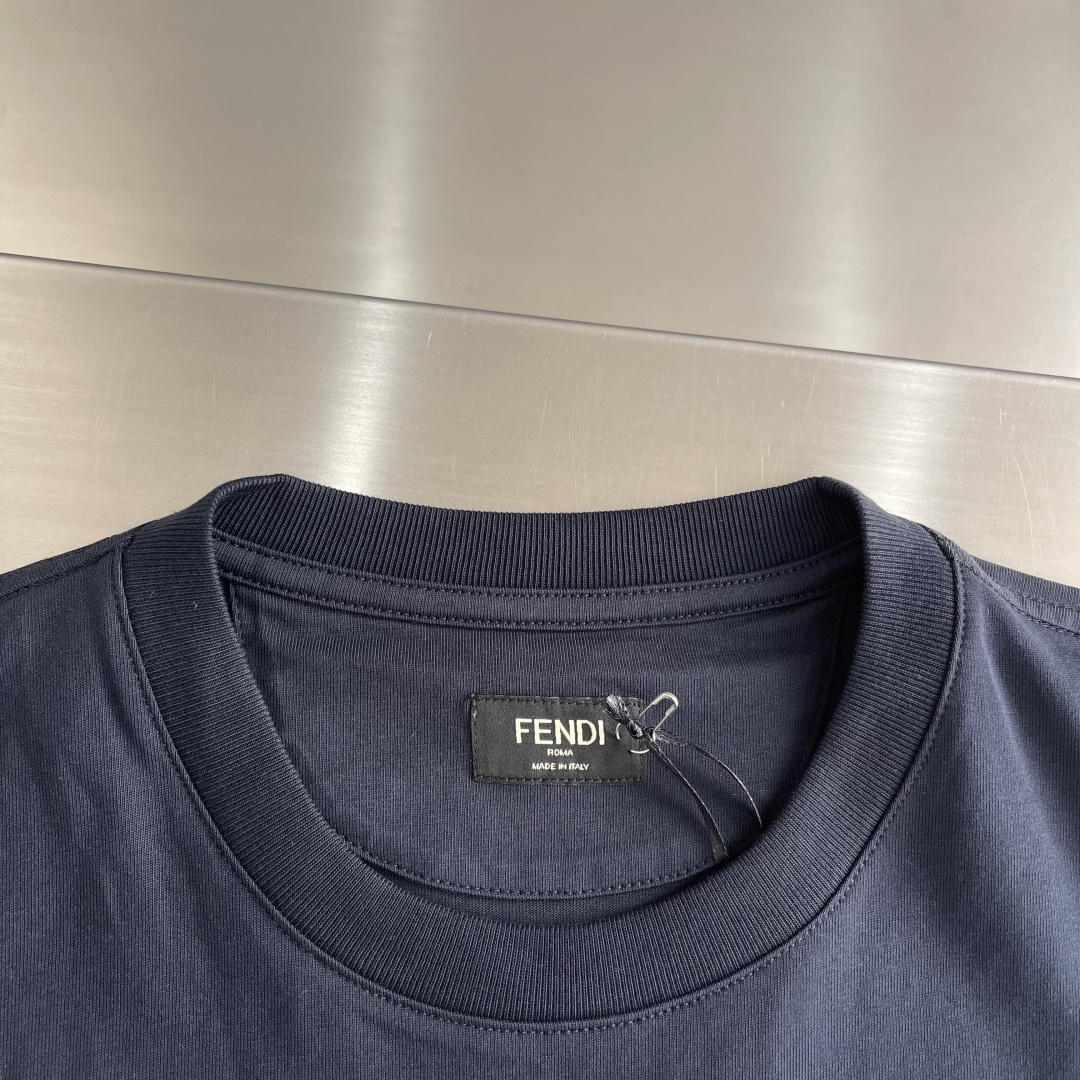 -FEND 新款拉链口袋T恤，采用经典圆领设计，胸前饰有标志性FF印花的拉链口袋，兼具辨识度与实用感，是