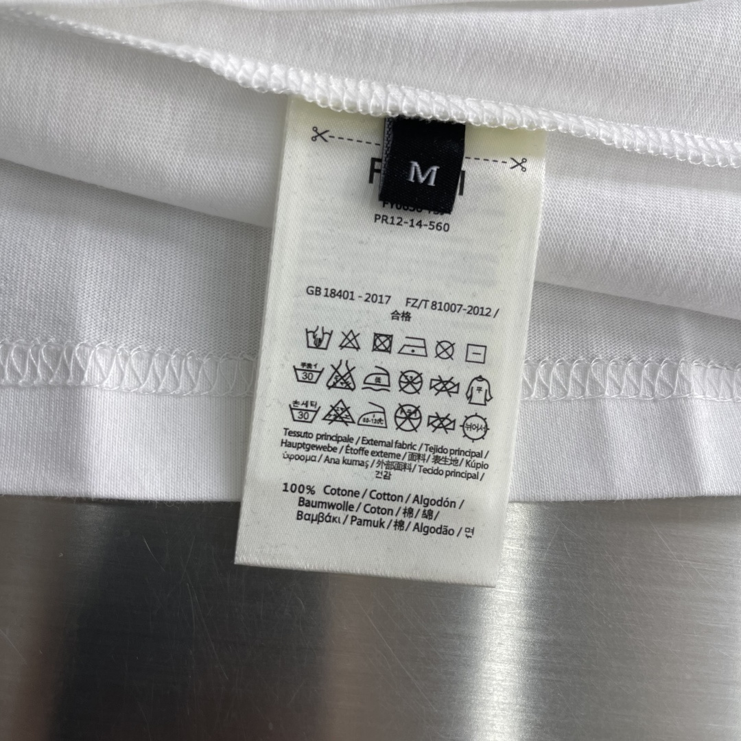 -FEND 新款拉链口袋T恤，采用经典圆领设计，胸前饰有标志性FF印花的拉链口袋，兼具辨识度与实用感，是