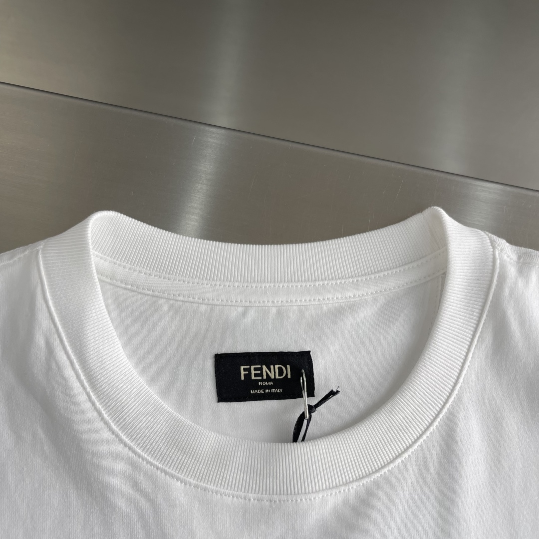 -FEND 新款拉链口袋T恤，采用经典圆领设计，胸前饰有标志性FF印花的拉链口袋，兼具辨识度与实用感，是