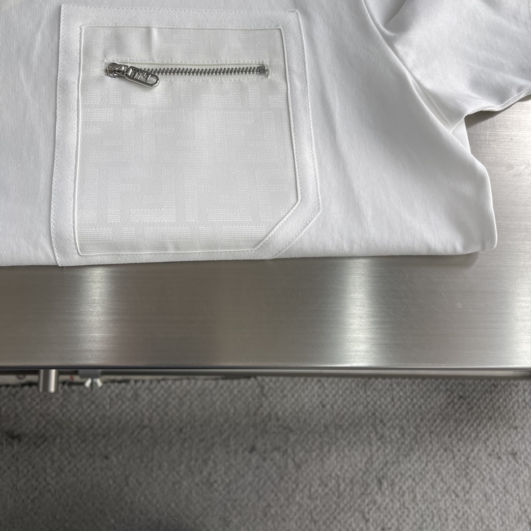 -FEND 新款拉链口袋T恤，采用经典圆领设计，胸前饰有标志性FF印花的拉链口袋，兼具辨识度与实用感，是