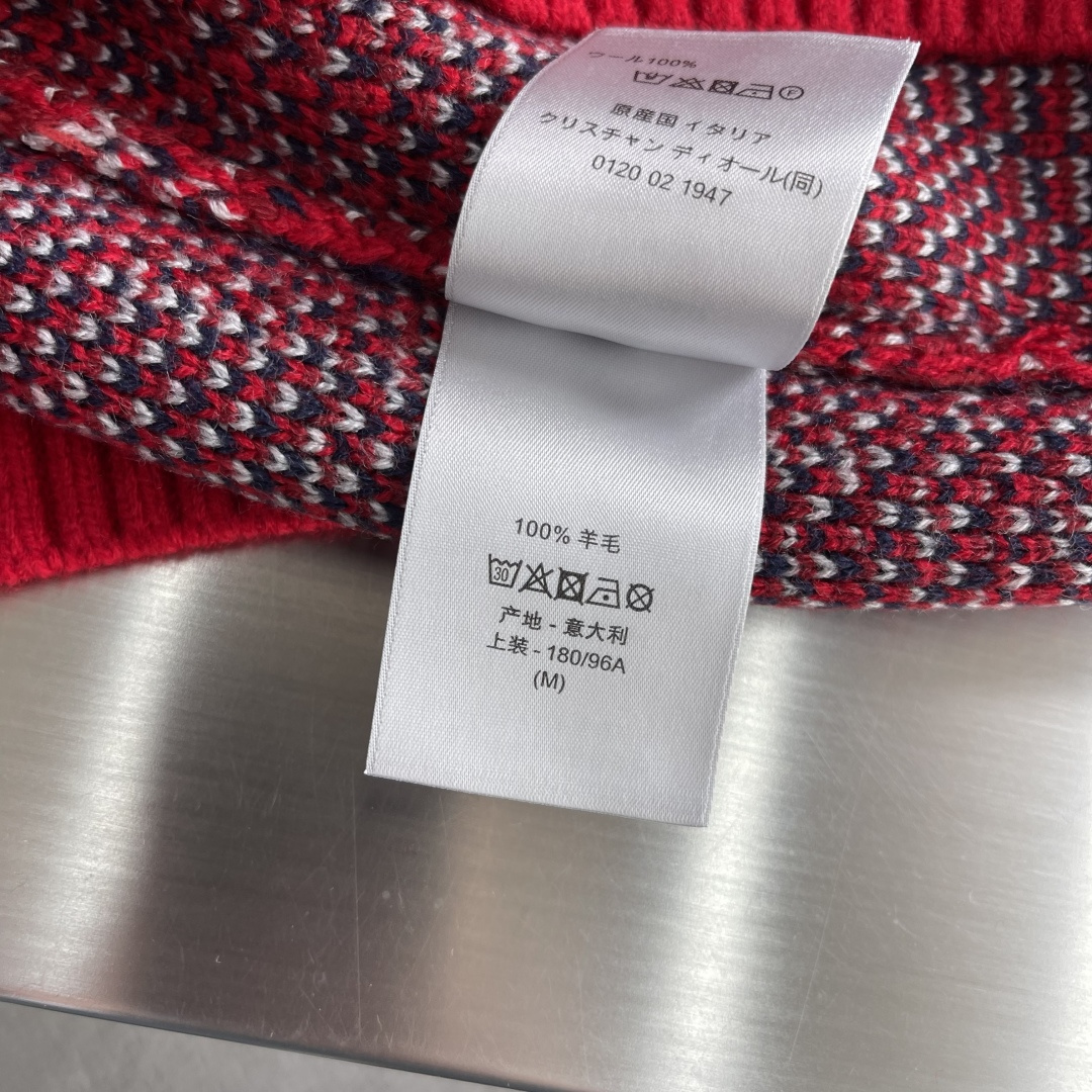 -Dio 新款提花针织衫，这款针织衫突显Dio经典的Oblique印花图案。采用红色绵羊毛提花面料精心制