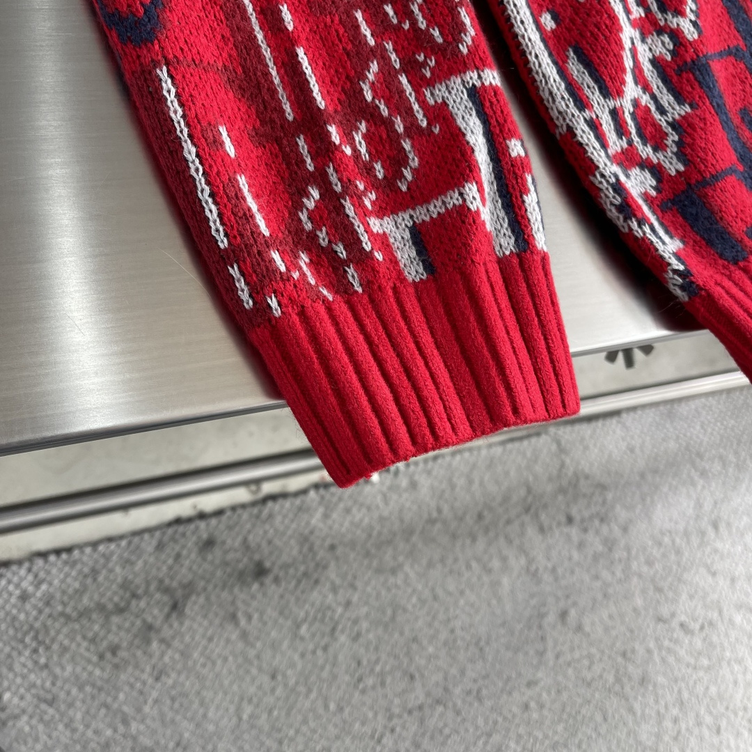 -Dio 新款提花针织衫，这款针织衫突显Dio经典的Oblique印花图案。采用红色绵羊毛提花面料精心制