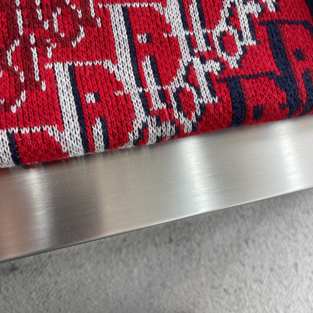 -Dio 新款提花针织衫，这款针织衫突显Dio经典的Oblique印花图案。采用红色绵羊毛提花面料精心制