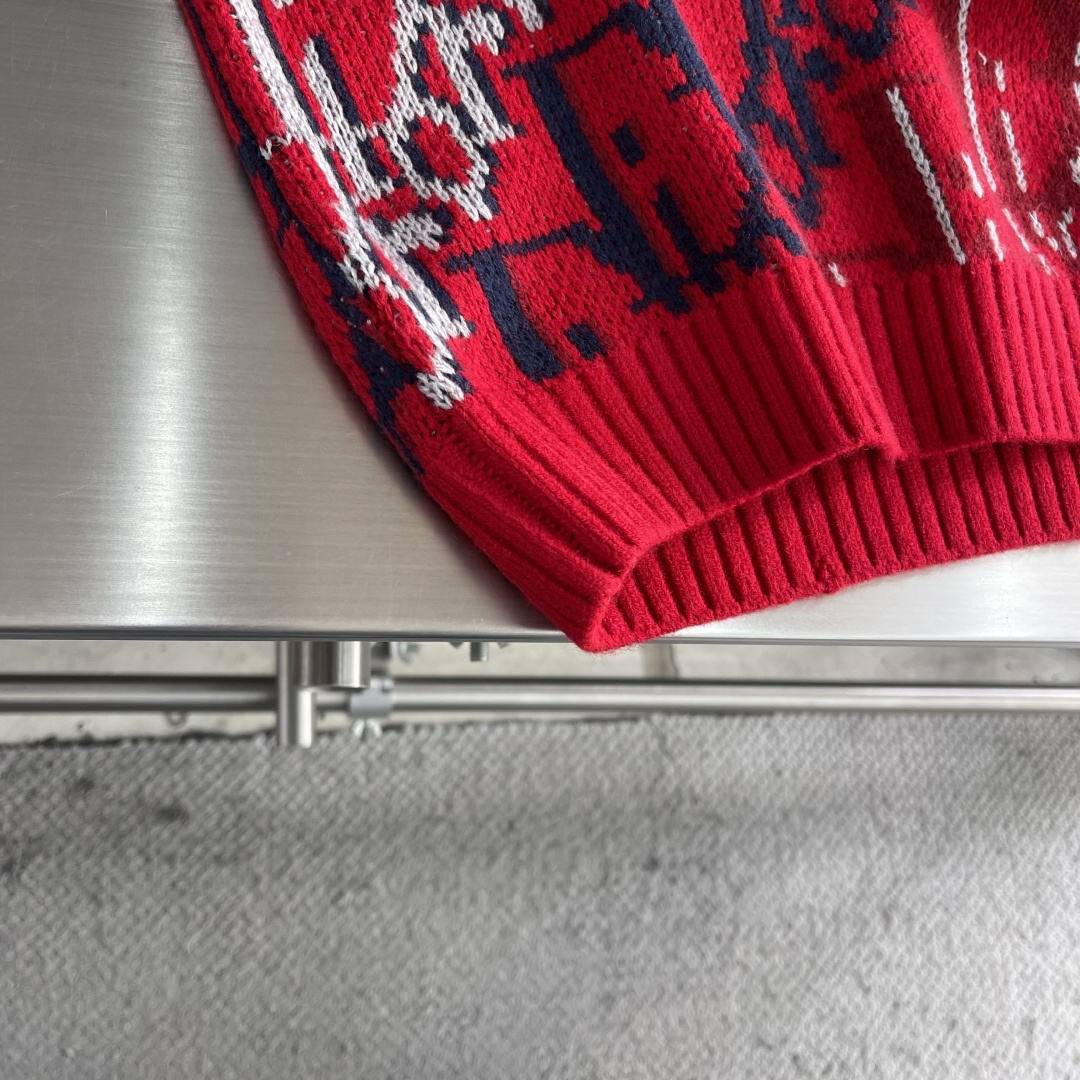 -Dio 新款提花针织衫，这款针织衫突显Dio经典的Oblique印花图案。采用红色绵羊毛提花面料精心制