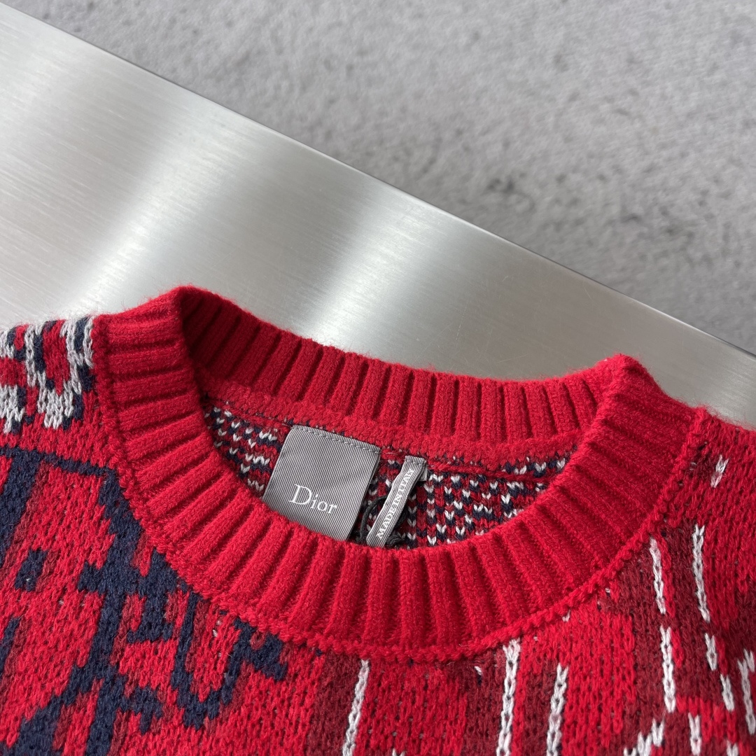 -Dio 新款提花针织衫，这款针织衫突显Dio经典的Oblique印花图案。采用红色绵羊毛提花面料精心制