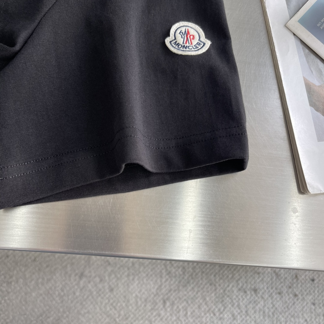 -mon 刺绣标识假俩件短袖定制云柔平纹棉 柔软细腻 舒适贴肤 以云絮白为底 撞色为诗 让色彩拥有呼吸的