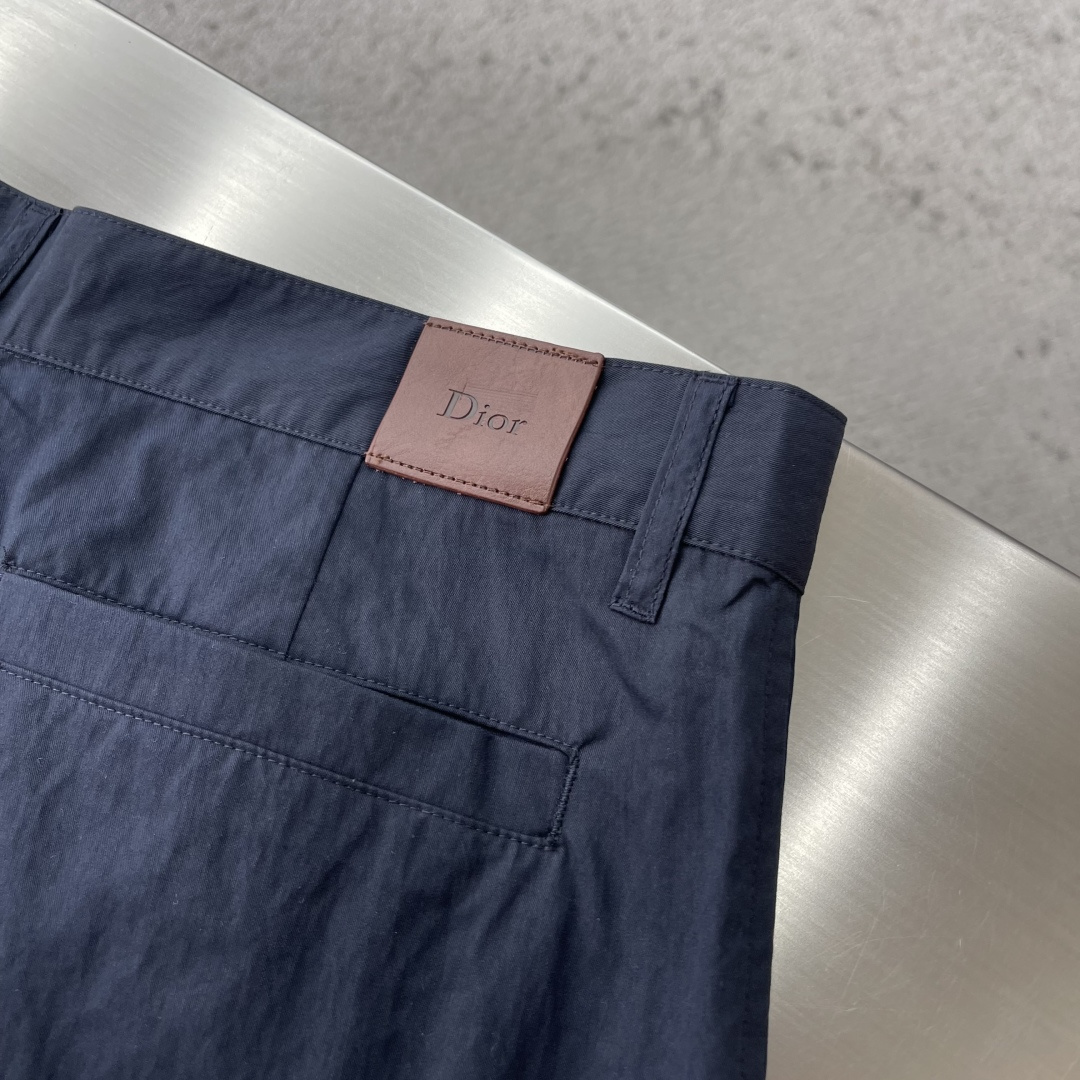 -Dio 新款深蓝色工装裤。经典直筒剪裁，两侧大口袋设计，左腿口袋处有品牌刺绣Logo，整体风格兼具机能