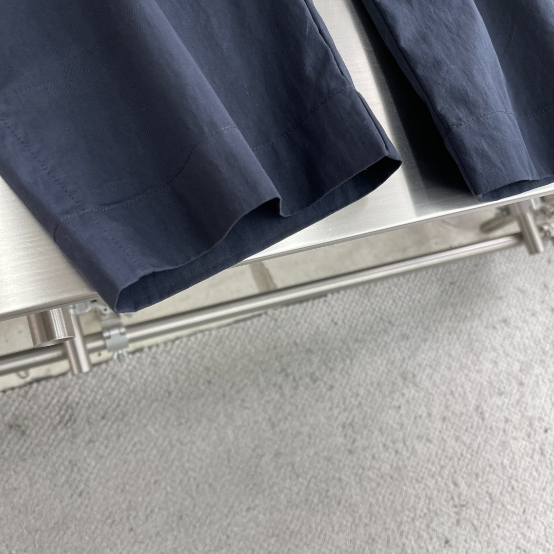 -Dio 新款深蓝色工装裤。经典直筒剪裁，两侧大口袋设计，左腿口袋处有品牌刺绣Logo，整体风格兼具机能