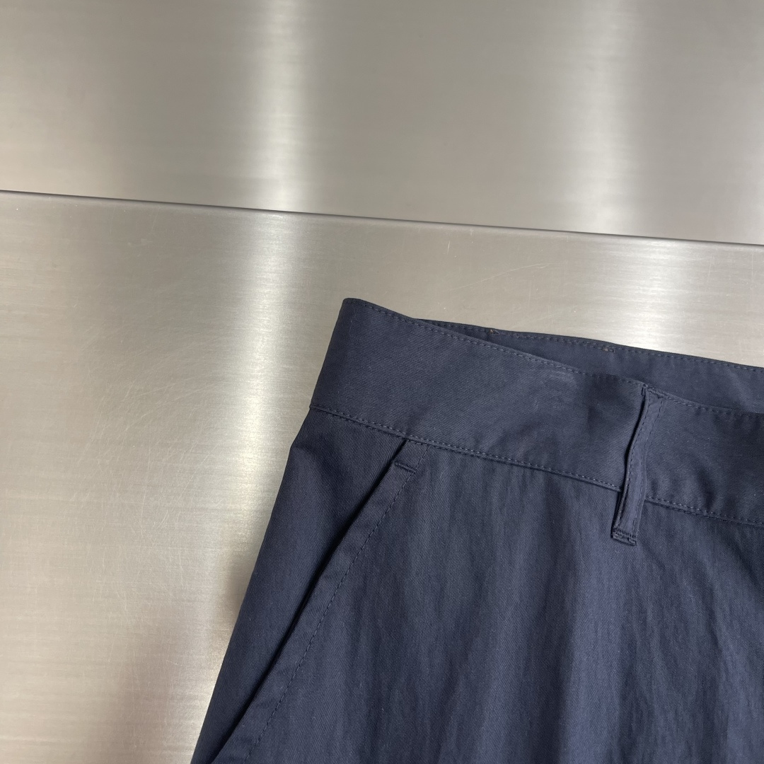 -Dio 新款深蓝色工装裤。经典直筒剪裁，两侧大口袋设计，左腿口袋处有品牌刺绣Logo，整体风格兼具机能