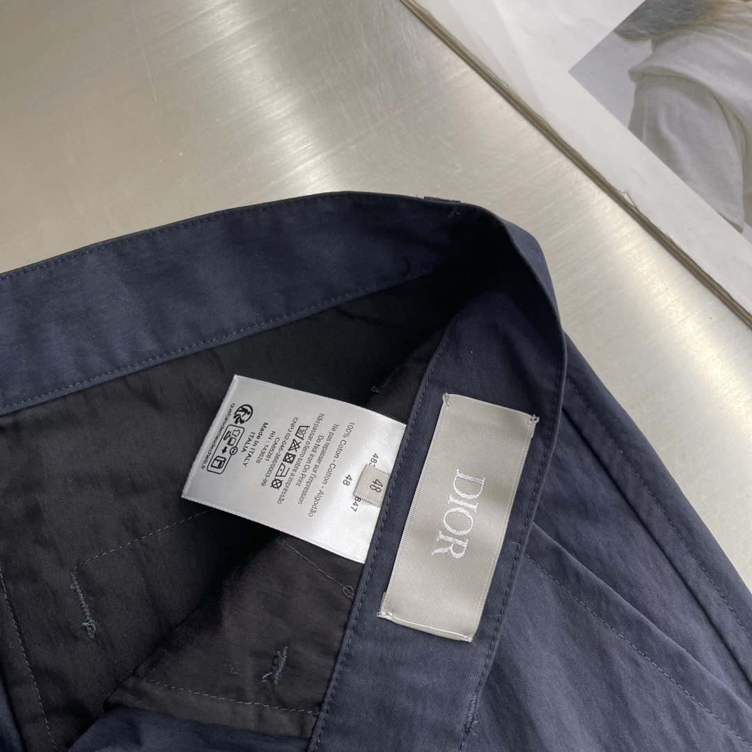 -Dio 新款深蓝色工装裤。经典直筒剪裁，两侧大口袋设计，左腿口袋处有品牌刺绣Logo，整体风格兼具机能