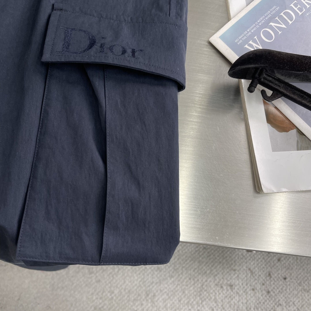 -Dio 新款深蓝色工装裤。经典直筒剪裁，两侧大口袋设计，左腿口袋处有品牌刺绣Logo，整体风格兼具机能