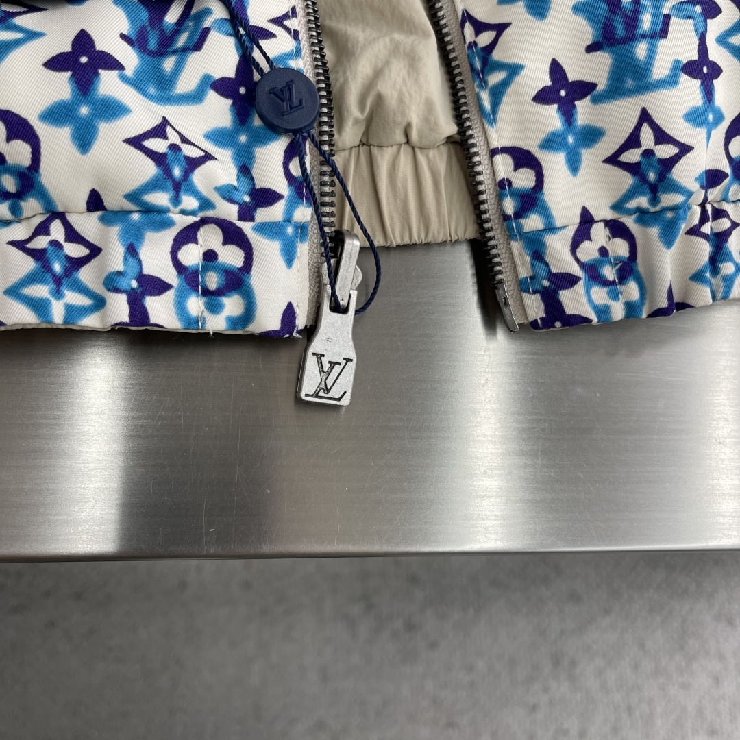 -驴牌 26ss新款双面防风夹克本款双面防风夹克，正面为经典外观，易于混搭，胸前饰有同色系刺绣标识。反面