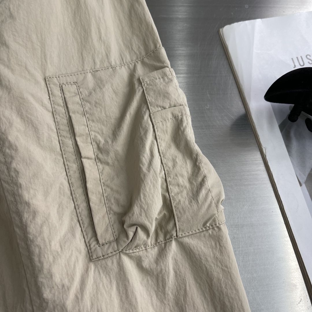 -驴牌 26ss新款双面防风夹克本款双面防风夹克，正面为经典外观，易于混搭，胸前饰有同色系刺绣标识。反面