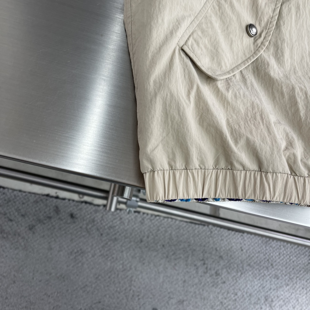 -驴牌 26ss新款双面防风夹克本款双面防风夹克，正面为经典外观，易于混搭，胸前饰有同色系刺绣标识。反面