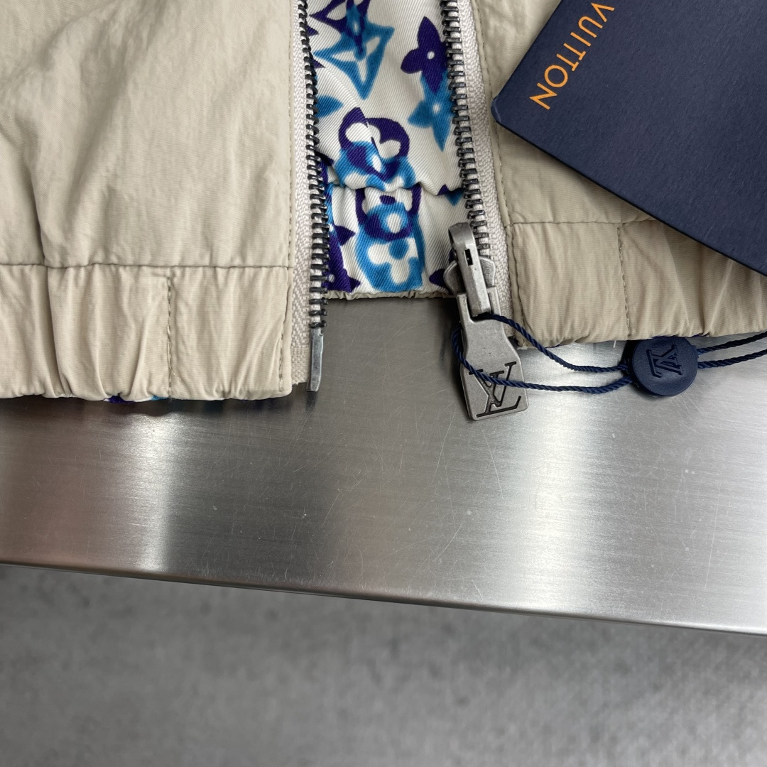 -驴牌 26ss新款双面防风夹克本款双面防风夹克，正面为经典外观，易于混搭，胸前饰有同色系刺绣标识。反面