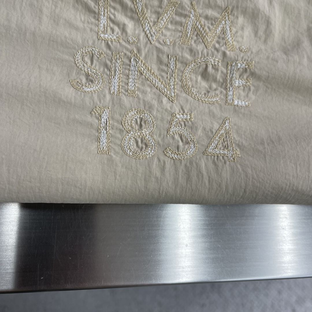 -驴牌 26ss新款双面防风夹克本款双面防风夹克，正面为经典外观，易于混搭，胸前饰有同色系刺绣标识。反面