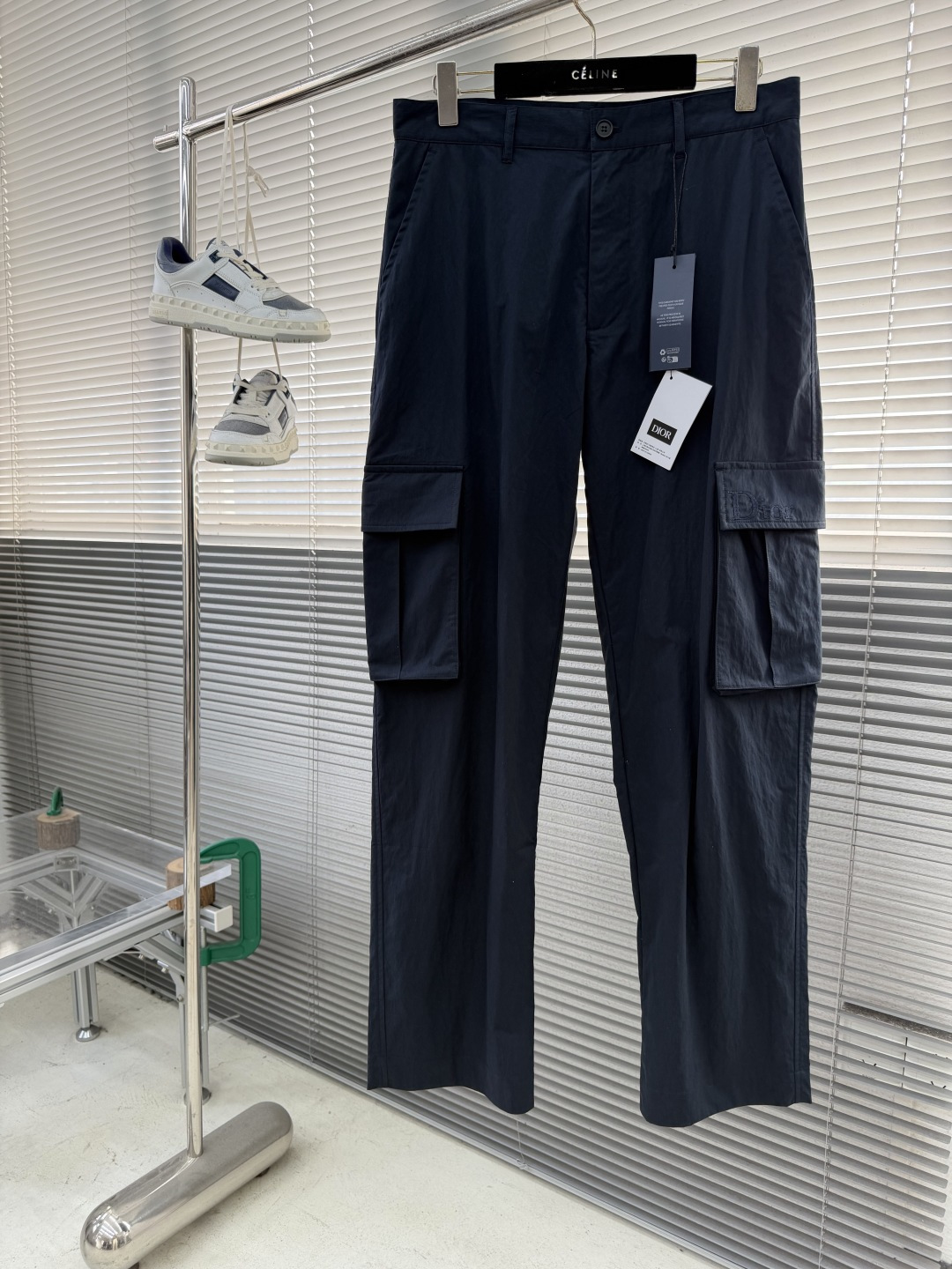 -Dio 新款深蓝色工装裤。经典直筒剪裁，两侧大口袋设计，左腿口袋处有品牌刺绣Logo，整体风格兼具机能