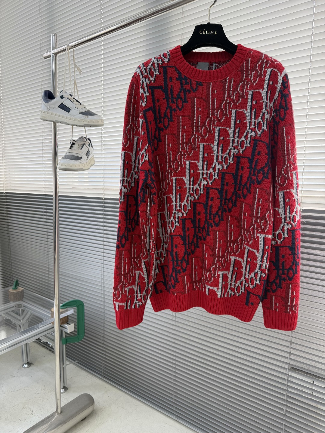 -Dio 新款提花针织衫，这款针织衫突显Dio经典的Oblique印花图案。采用红色绵羊毛提花面料精心制