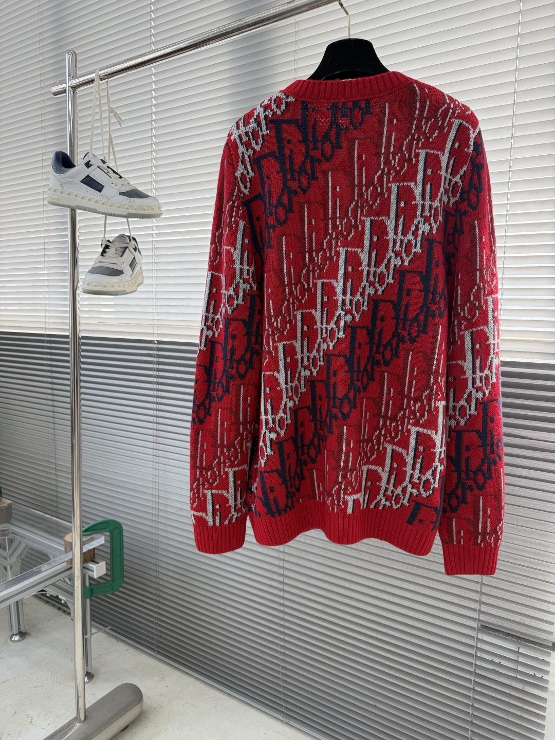 -Dio 新款提花针织衫，这款针织衫突显Dio经典的Oblique印花图案。采用红色绵羊毛提花面料精心制