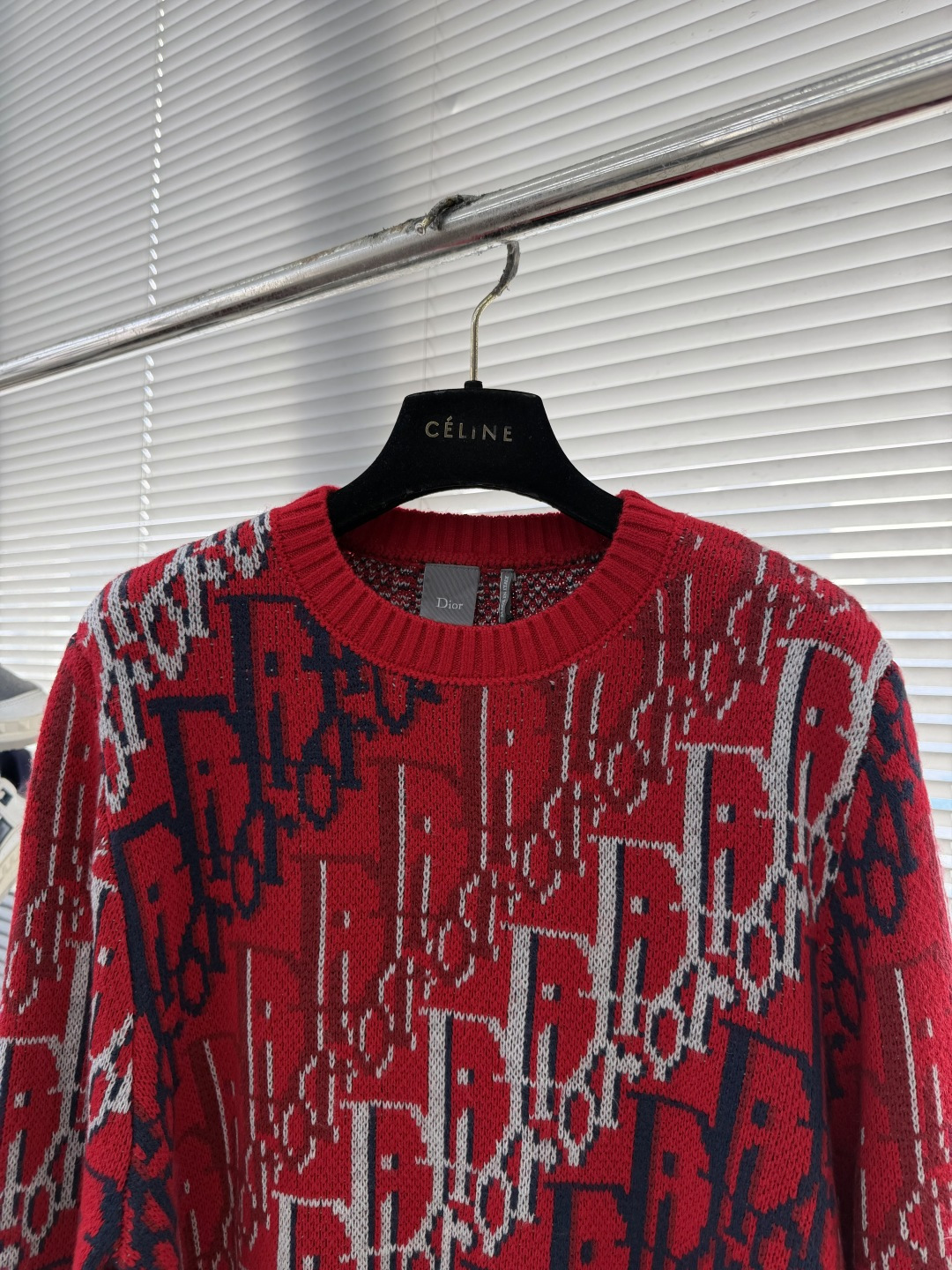 -Dio 新款提花针织衫，这款针织衫突显Dio经典的Oblique印花图案。采用红色绵羊毛提花面料精心制