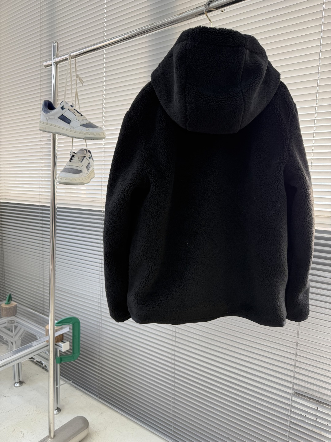 -PRAD 新款双面穿连帽夹克。这款夹克采用摇粒绒与防风面料拼接设计，兼具保暖性与机能感。胸前红色品牌标