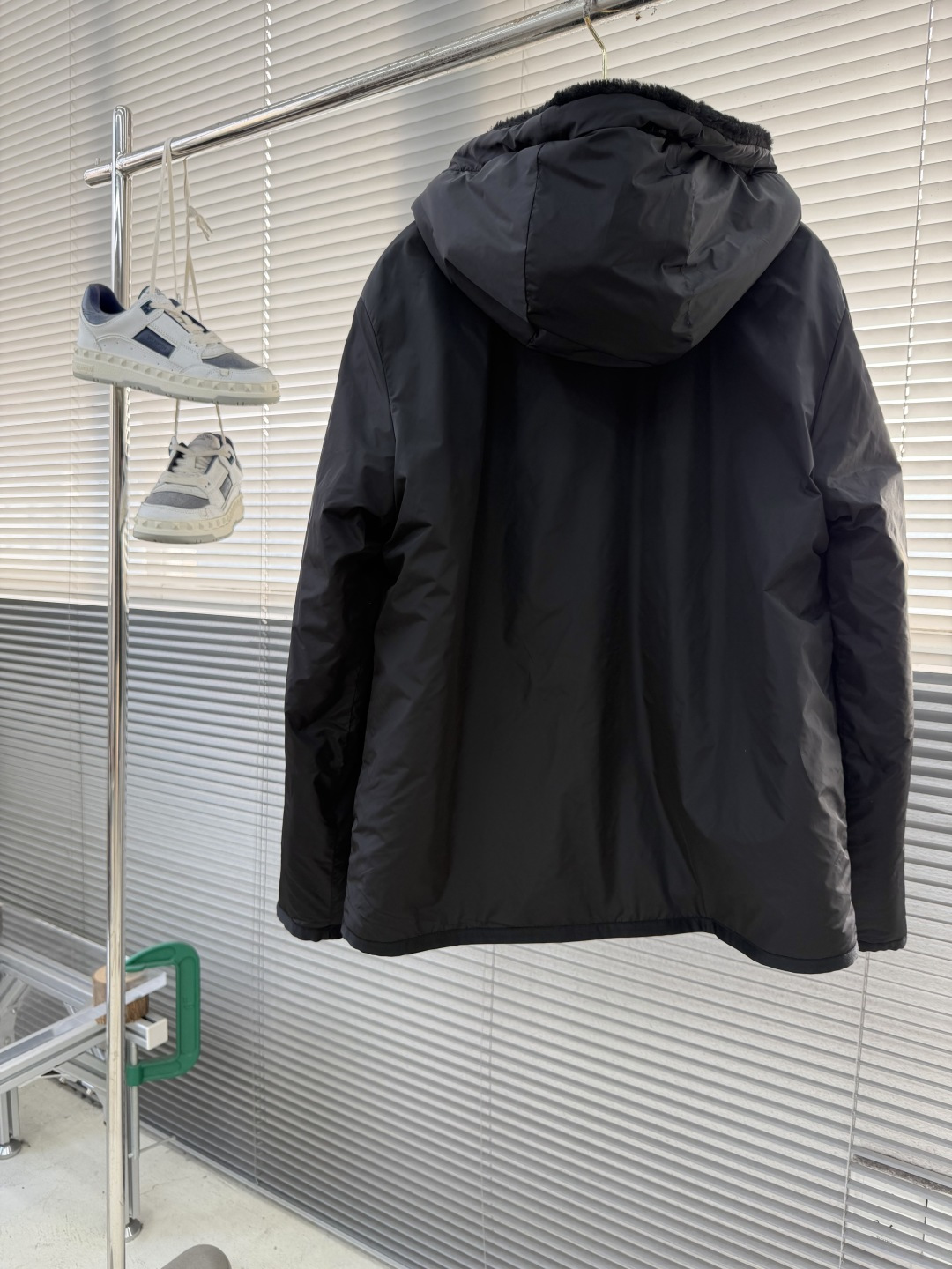 -PRAD 新款双面穿连帽夹克。这款夹克采用摇粒绒与防风面料拼接设计，兼具保暖性与机能感。胸前红色品牌标