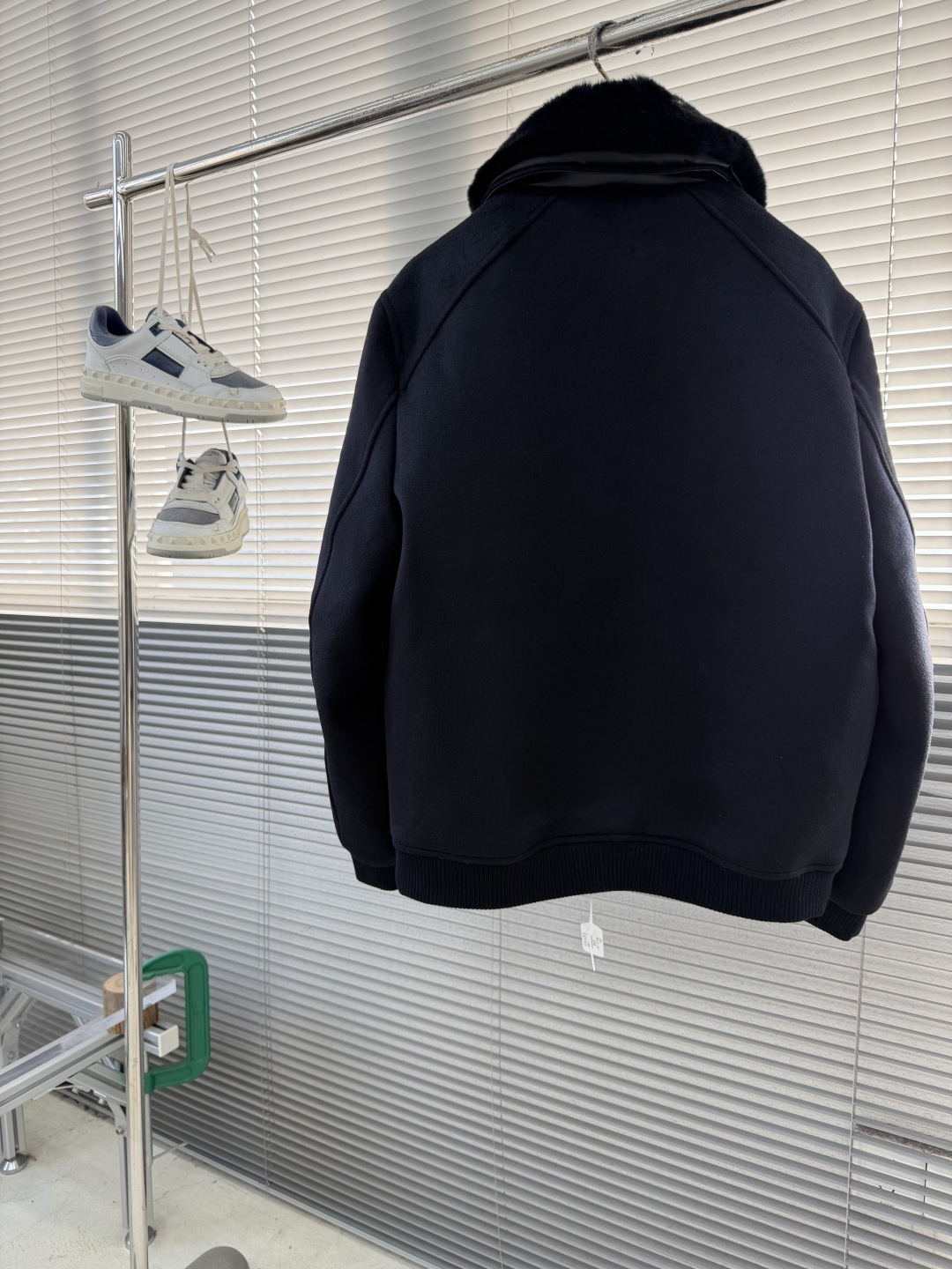 -Loro Piana 新款羊羔绒翻领夹克。经典飞行员夹克廓形搭配柔软羊羔绒内衬与翻领，兼具保暖与质感。