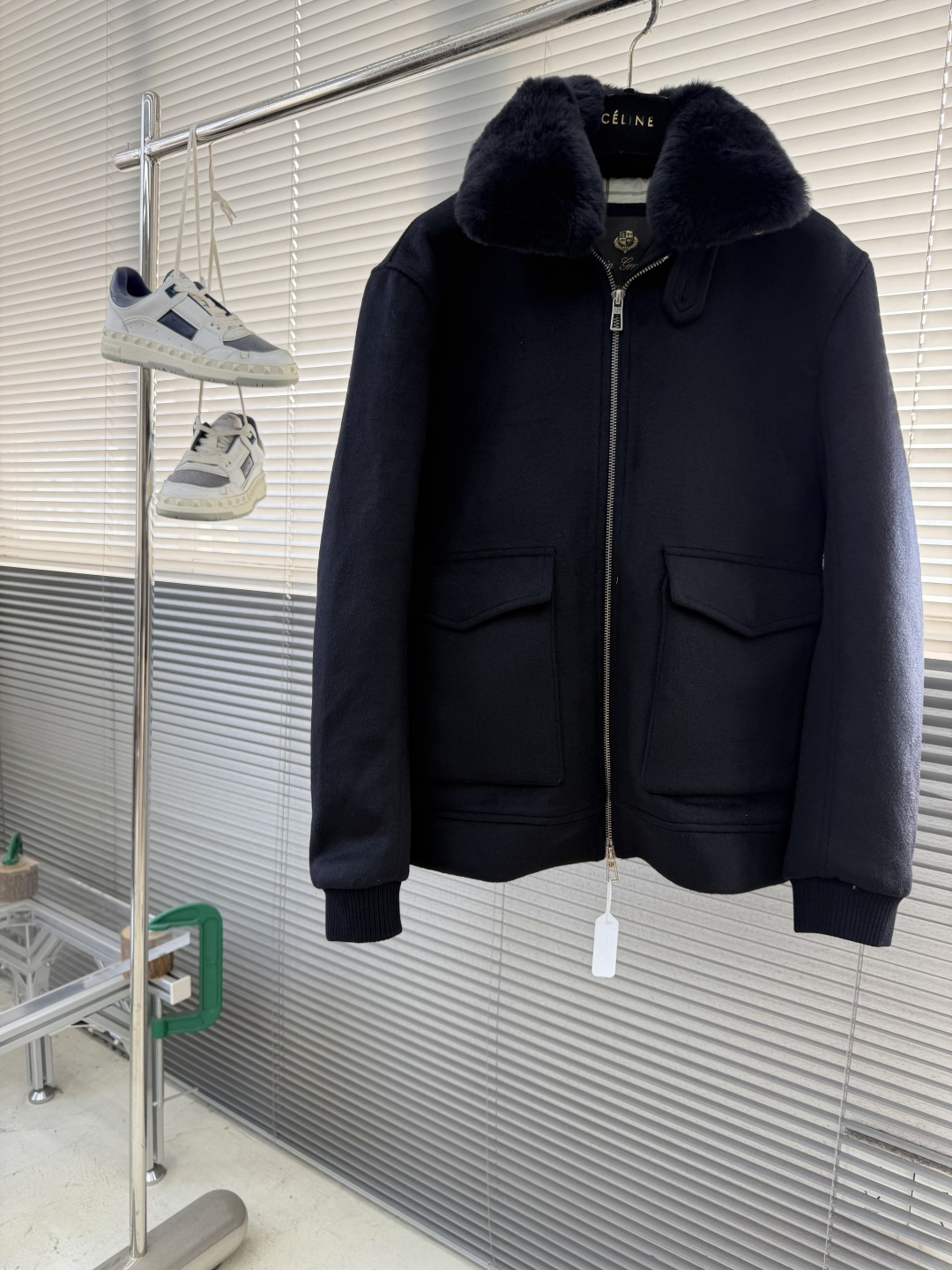 -Loro Piana 新款羊羔绒翻领夹克。经典飞行员夹克廓形搭配柔软羊羔绒内衬与翻领，兼具保暖与质感。